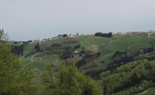 Il paese di Rubbio si staglia sul crinale