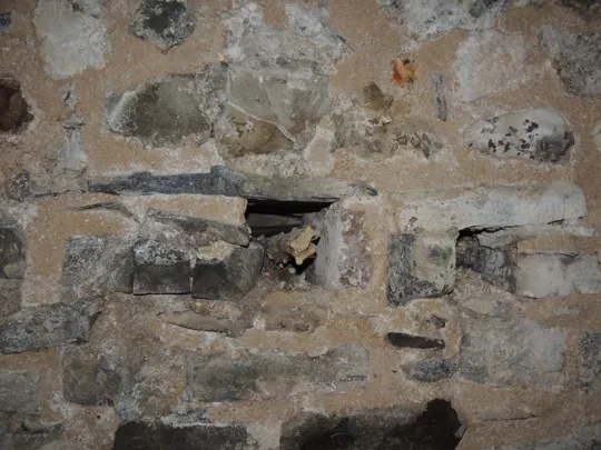 Nel muro si possono notare i fori dove erano infissi i ceppi per le catene
