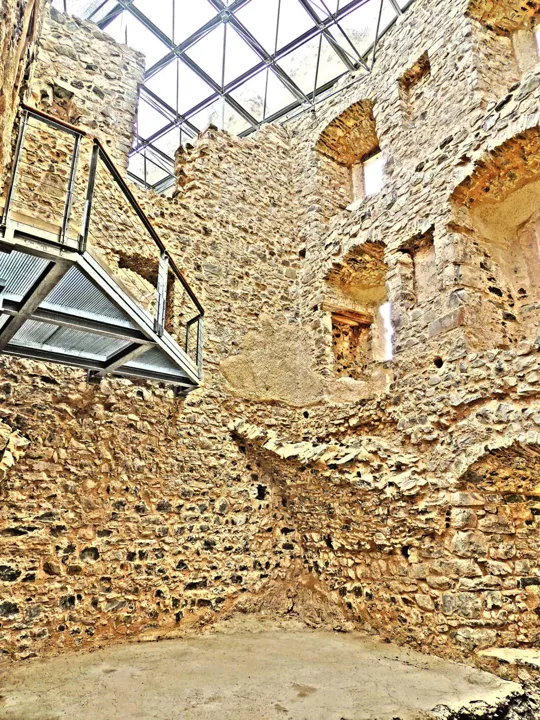Castel Andraz, vista dell'interno dai magazzini
