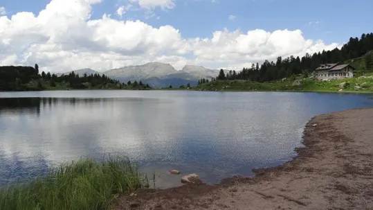 Colbricon - Lago e Rifugio visto dalla piccola spiaggia