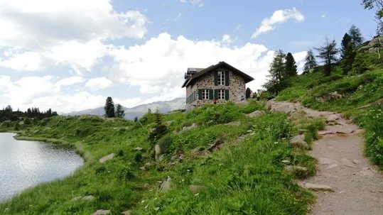 Colbricon - Il Rifugio visto da Sud