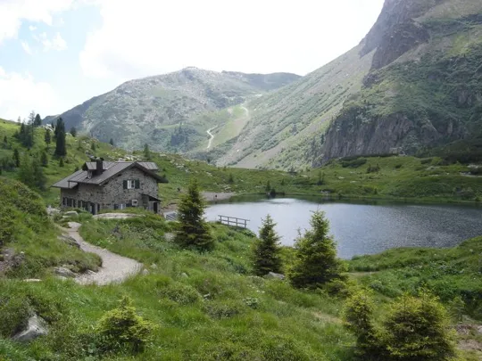 Colbricon - Il rifugio Colbricon e il lago superiore