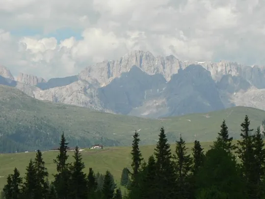 Sullo sfondo la parete Sud della Marmolada con Punta Penia