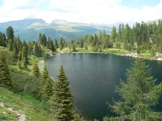 Il Lago inferiore di Colbricon - sull sfondo Cima Bocche e Cima Juribrutto