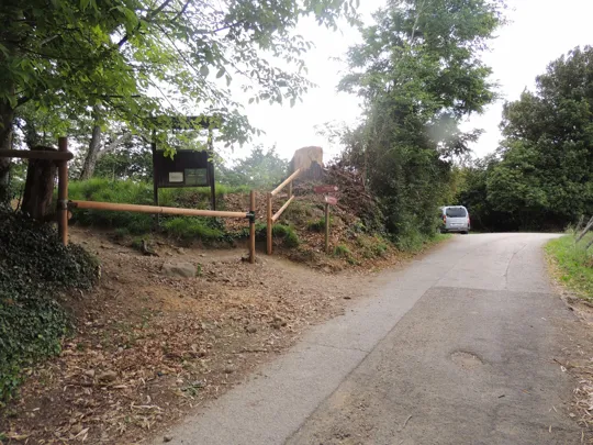 Sulla sinistra l'imbocco del nostro sentiero