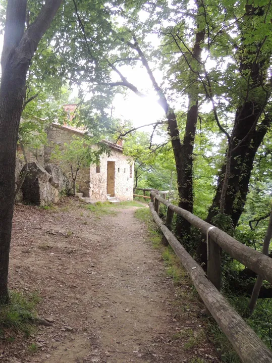 Una staccionata costeggia l'ultima parte del sentiero e delimita l'intera zona