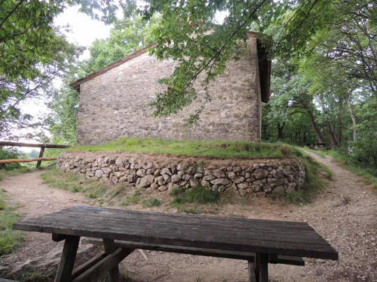 Notate il muretto a secco circolare, innalzato per pareggiare il terreno di costruzione della chiesa