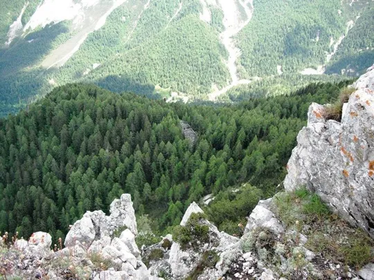 Vista dei ruderi della caserma Cozzene