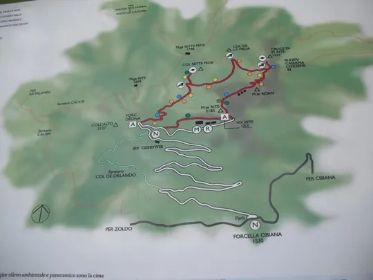 Tabella del percorso alla croce del Monte Rite