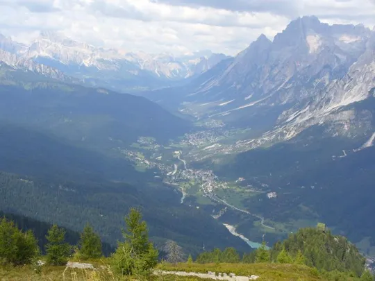 Borca di Cadore e sullo sfondo Cortina e le Tofane, mentre a destra abbiamo il Sorapiss