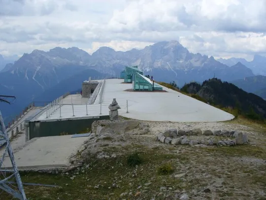 Forte Rite - il tetto del forte sullo sfondo il gruppo del Moiazza-Civetta