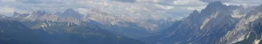 Panorama a Nord con vista sul gruppo delle Tofane, sul gruppo del Sorapiss e sulle pendici dell'Antelao