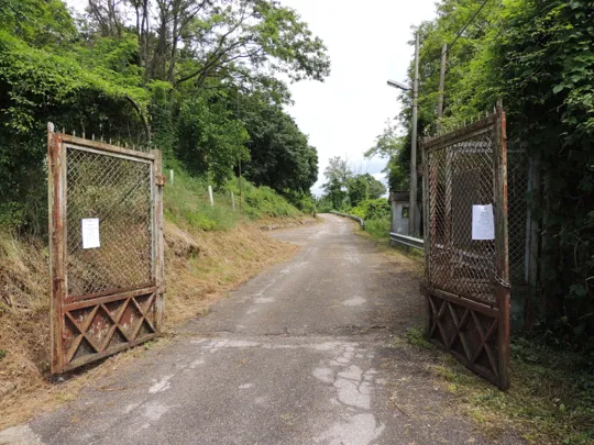 Il cancello sulla strada che porta alle caserme