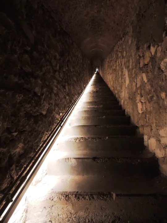 La scala che supera il dislivello di 66 metri