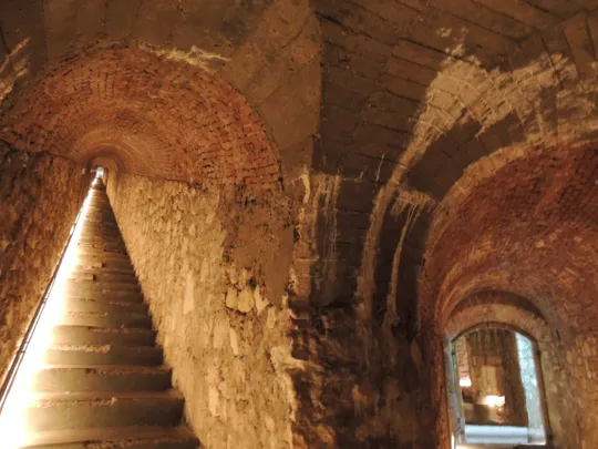 La scala e il corridoio che porta alla polveriera