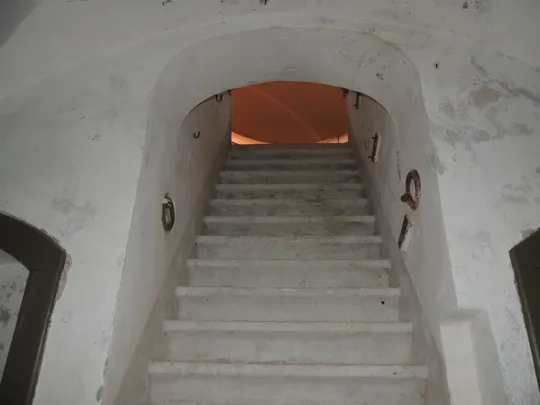 Scala d'accesso al pozzo che ospitava uno dei sei cannoni da 149A