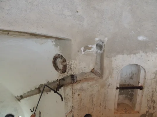 Particolari nel pozzo della batteria