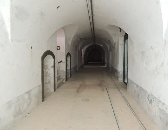 Il corridoio delle batterie, notare i binari per il trasporto delle munizioni