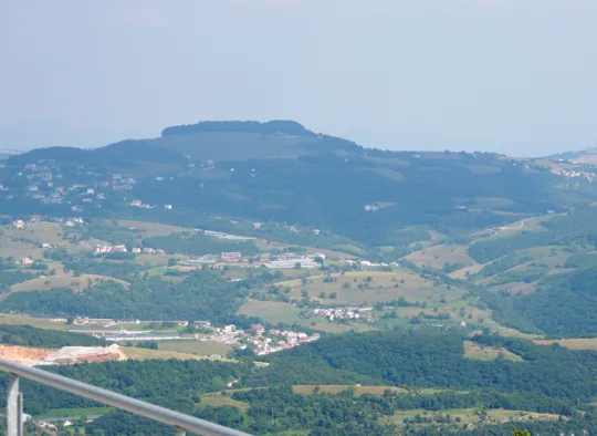 a Est il Monte Santa Viola sede dell'omonimo forte