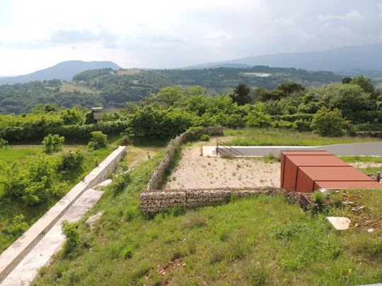 Vista del lato Ovest con l'uscita d'emergenza