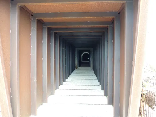 L'uscita d'emergenza vista dall'esterno