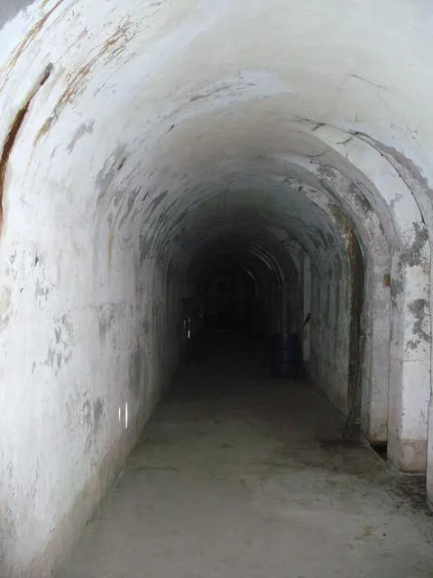 Forte Carpenedo - Il lungo corridio del traversone centrale