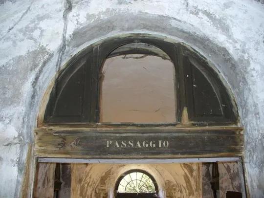 Forte Carpenedo - Architrave con l'iscrizione originale