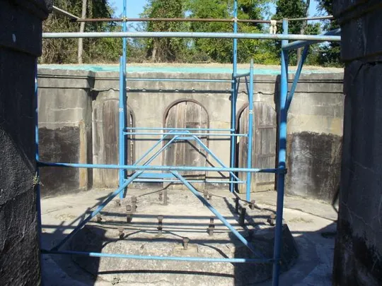 Forte Carpenedo - Pozzo delle batterie con in primo piano i tiranti di fissaggio