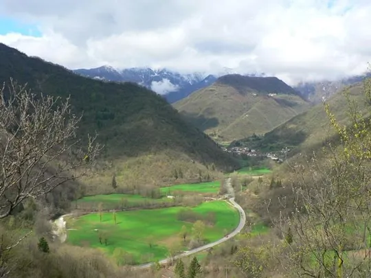 Forte Cornolò - Veduta verso Castana, sullo sfondo Cima Maggio