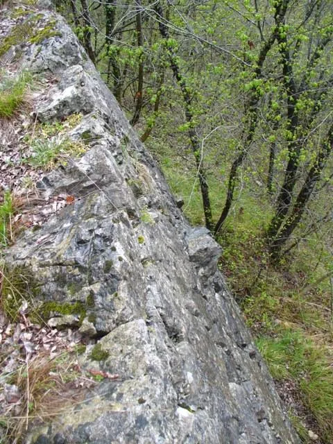 Forte Cornolò - Muratura di rinforzo della strada con i conci sporgenti