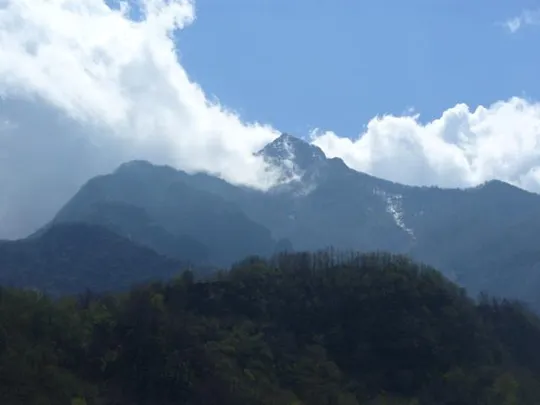 Forte Cornolò - In primo piano il forte Cornolò e dietro il Monte Priaforà