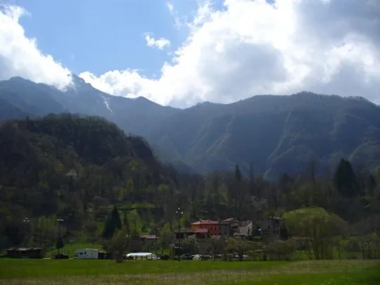 Forte Cornolò - Contrada Cise, a sn il Cornolò e dietro Priaforà