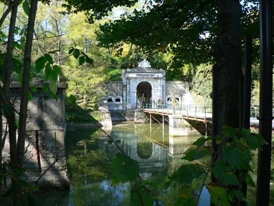 Forte Gazzera - L'ingresso al forte con in primo piano a sinistra la caponiera