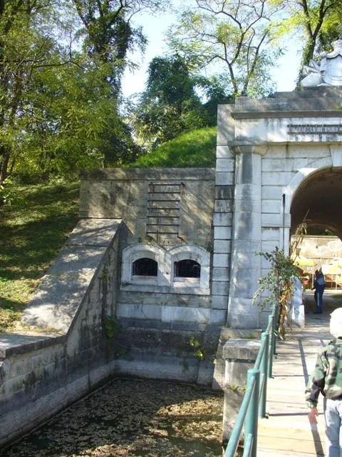 Forte Gazzera - Le feritoie di protezione dell'accesso