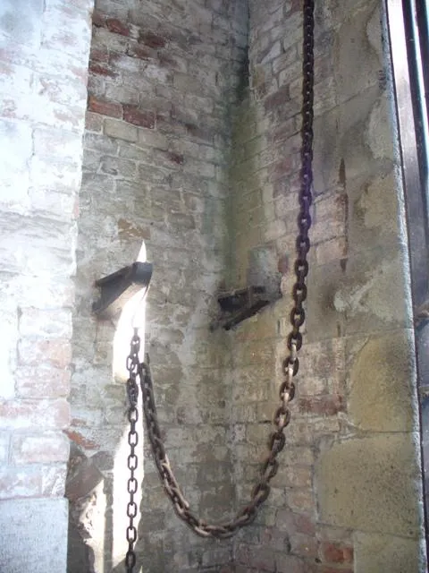 Forte Gazzera - Particolare delle catene di sollevamento