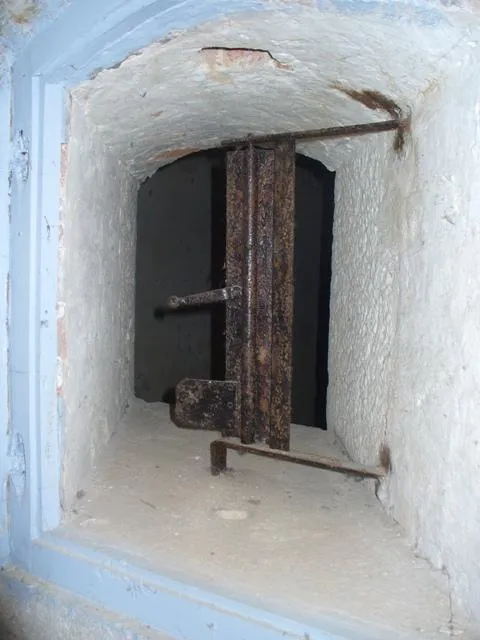 Forte Gazzera - Particolare di una feritoia tra il deposito munizioni e il corridoio esterno