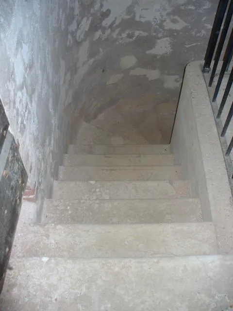 Forte Gazzera - Le scale per l'accesso alle piazzole