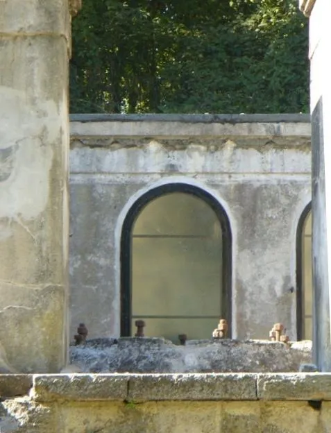 Forte Gazzera - Si intravedono i tirafondi di fissaggio dei cannoni