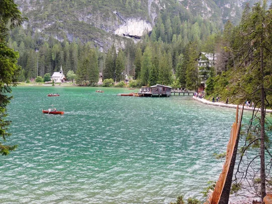 L'imbarcadero sul Lago di Braies