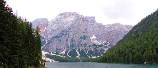 La Croda dal becco o Seekofel che incornicia il lago di Braies
