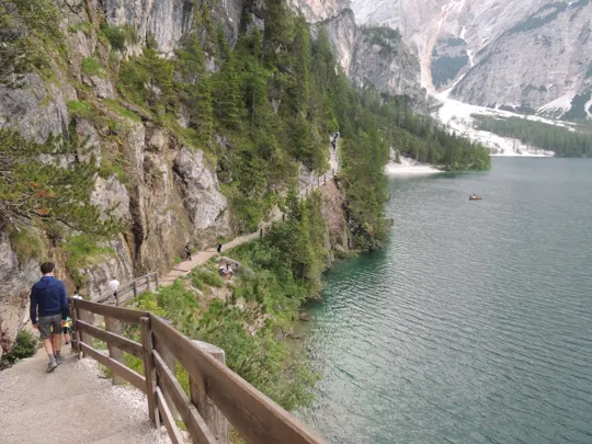 Il percorso che si affaccia sul lago