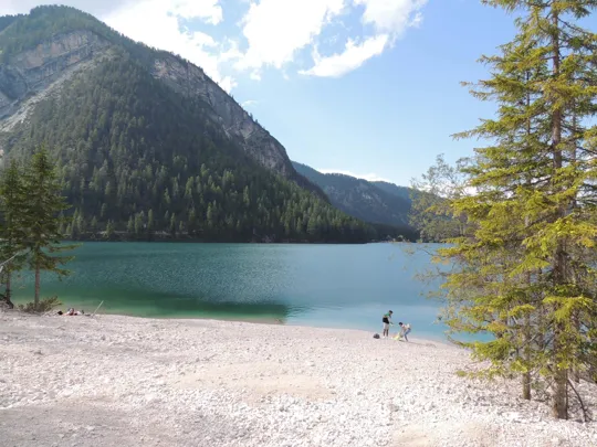 La spiaggia sul versante Sud e sullo sfondo il Monte Nero