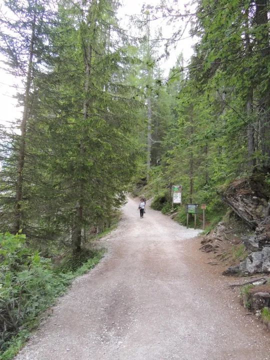 Il largo sentiero sul lato Ovest (quello dell'Hotel)