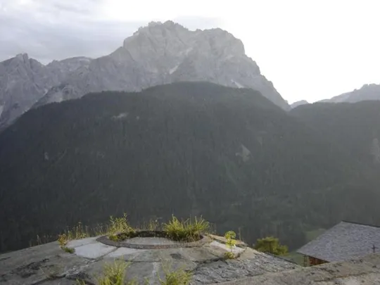 Werk Mitterberg- Base torretta d'osservazione, con Monte Casella di Fuori e sullo sfondo La Cima di Sesto