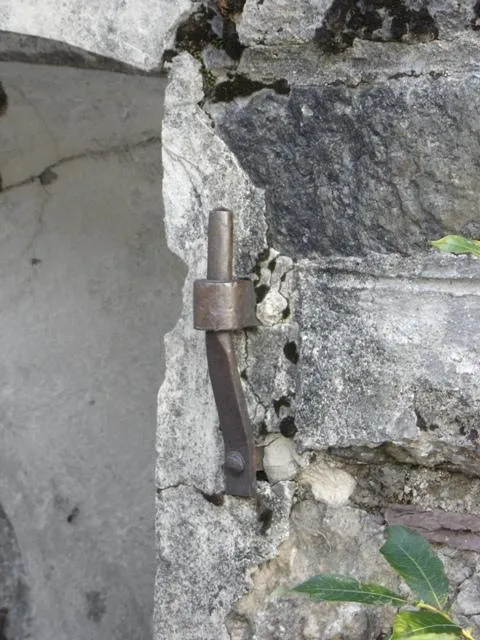 Werk Mitterberg- Una delle cerniere che reggeva la porta in ferro