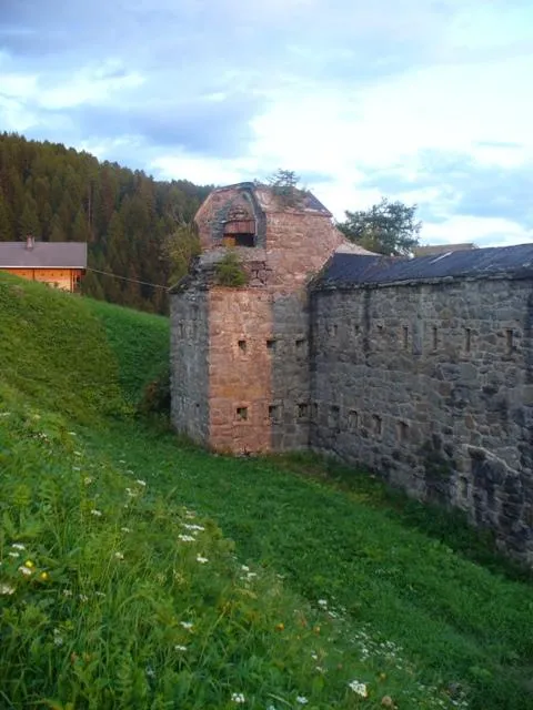 Werk Mitterberg - Lato Nord con Caponiera e sovrastante mitragliatrice