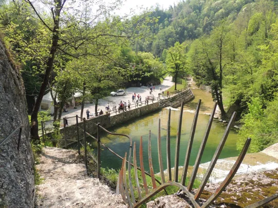 Vista del bacino inferiore di fronte al Molinetto della Croda