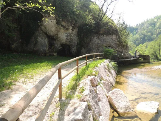Il percorso accanto al torrente