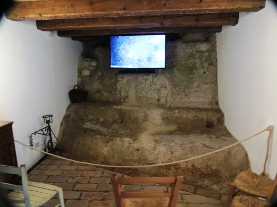 In questa foto è possibile vedere come il Molinetto della Croda sia costruito proprio sulla Croda (= roccia)