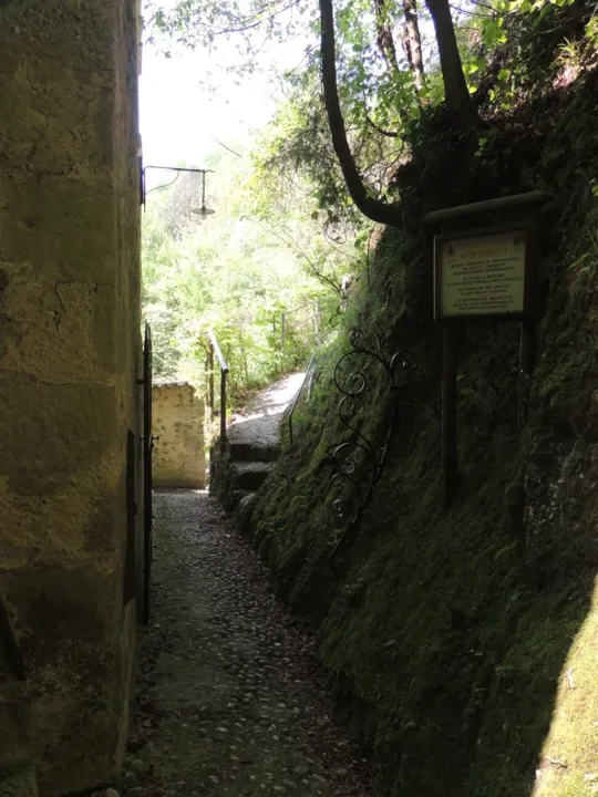 S'intravedono i gradini che portano al bacino superiore